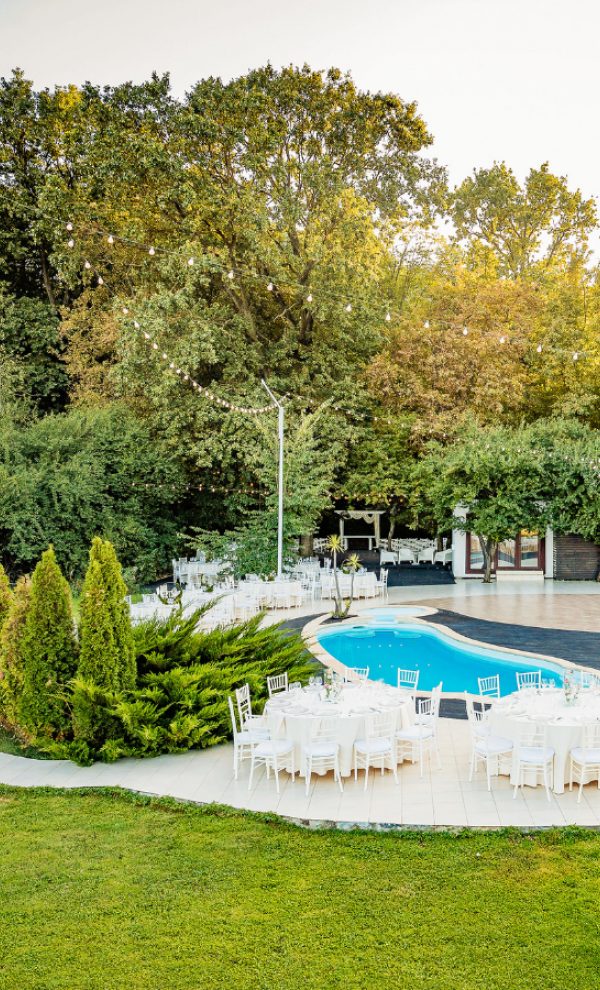 Locatie de evenimente Petreceri Private la piscina padure