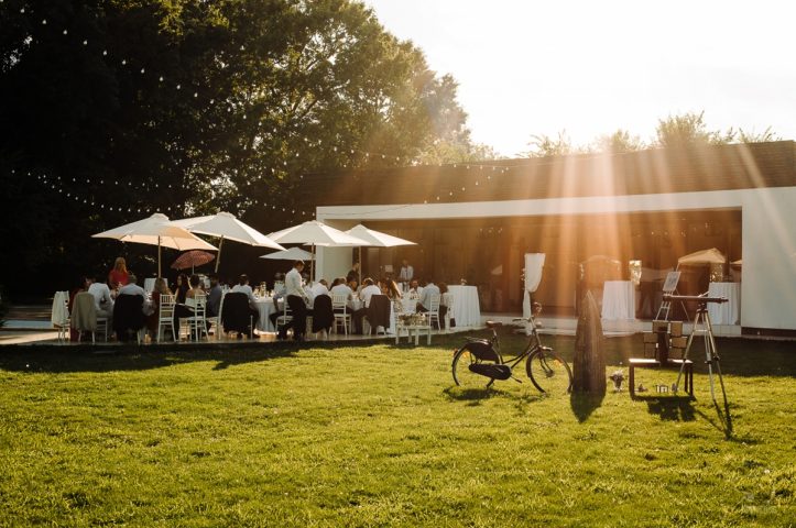 Locatie de evenimente Petreceri Private la piscina padure
