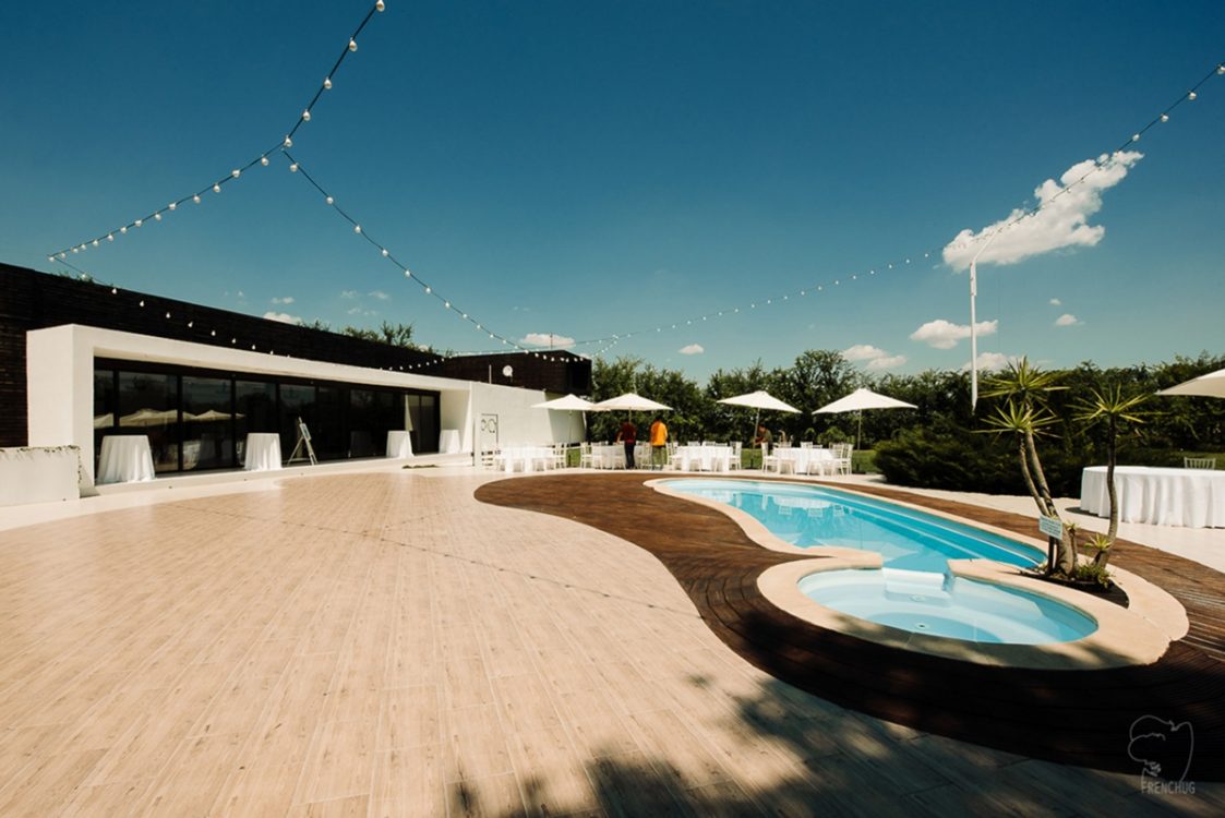 Locatie de evenimente Petreceri Private la piscina padure