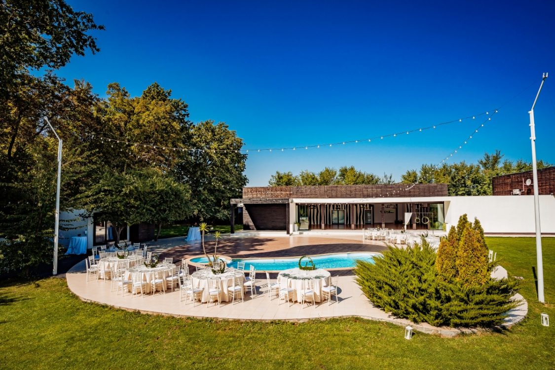 Locatie de evenimente Petreceri Private la piscina padure