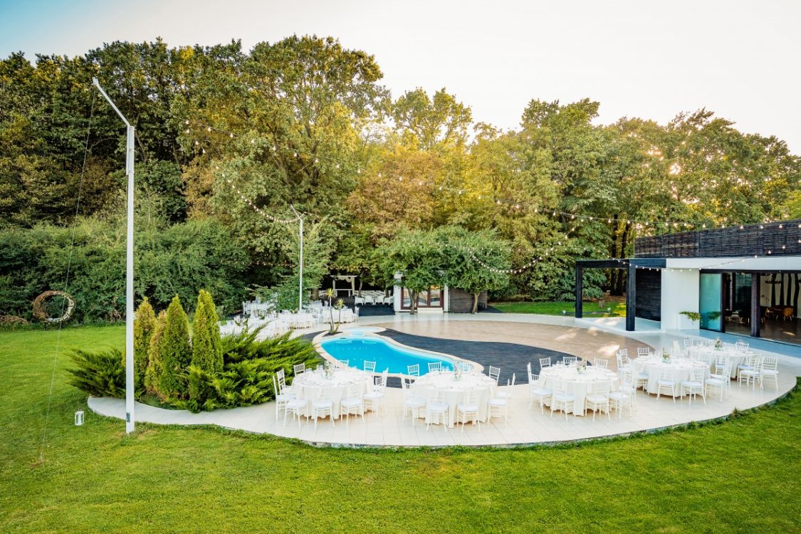 Locatie de evenimente Petreceri Private la piscina padure